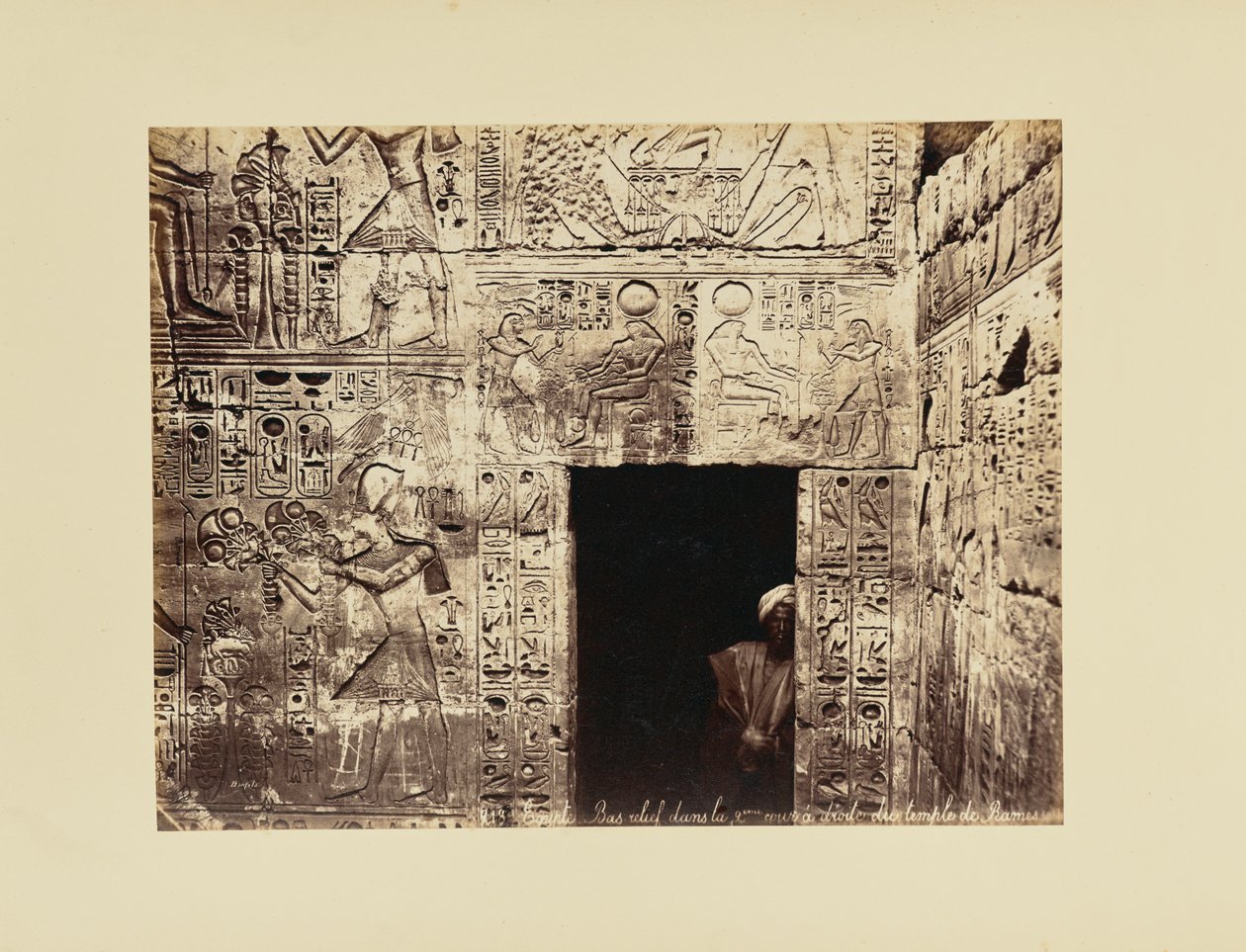 Egypten. [sic] Lavrelief i den anden gård til højre for Ramesses-templet af Félix Bonfils
