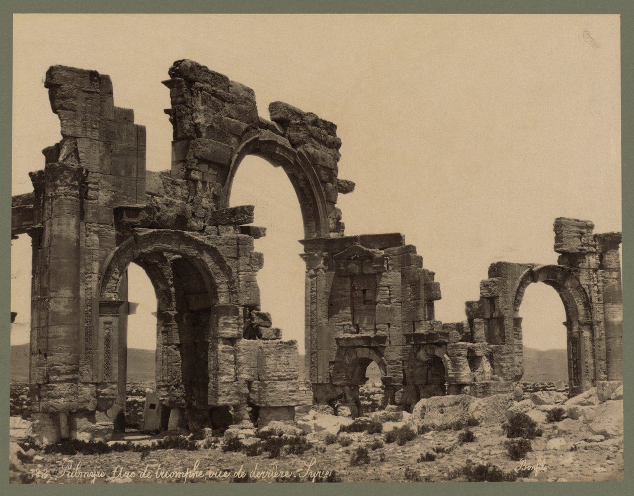 Indgang til The Great Colonnade, Palmyra, ca. 1875 (albumin print) af Félix Bonfils