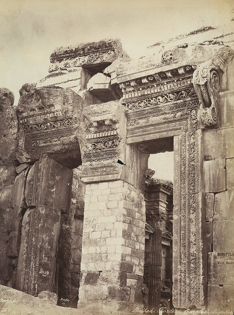 Indgang til Jupiters tempel eller Solens tempel, i den arkæologiske zone Heliopolis eller Baalbek, gammel syrisk by, nu Libanon af Félix Bonfils