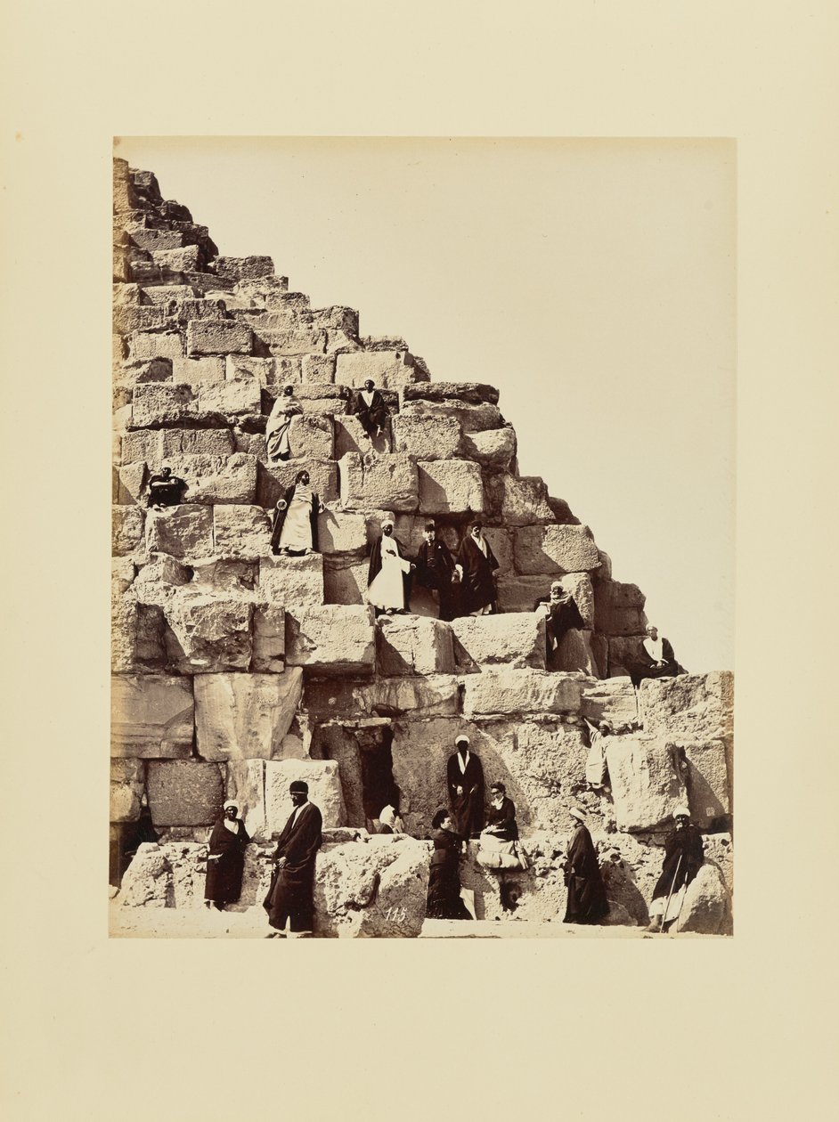 [Gruppeportræt på en pyramides stenblokke, Egypten] af Félix Bonfils