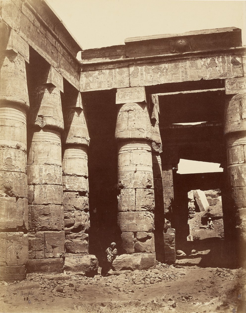 Interiør af den første gård i Ramses III