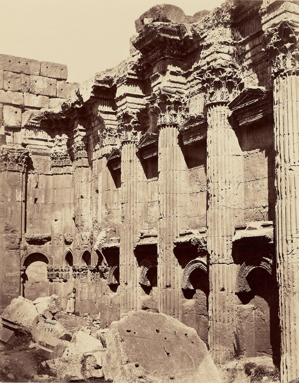 Interiør af Jupitertemplet - Baalbek af Félix Bonfils