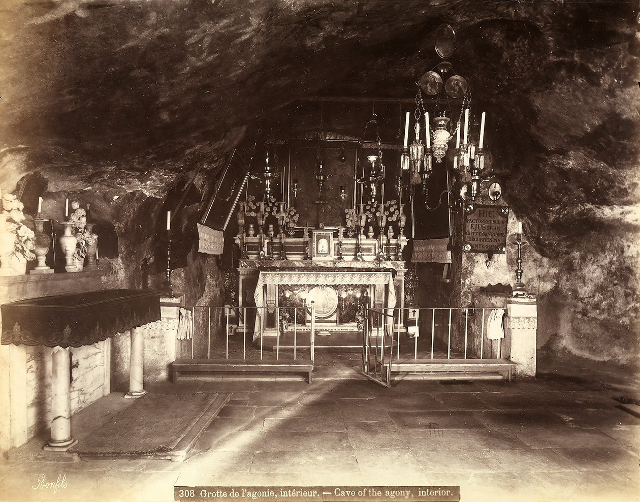 Interiør af Agony Grotte, eller Basilica of Agony, i øjeblikket kaldet Church of All Nations, i Jerusalem. Ifølge traditionen tilbragte Jesus sine sidste øjeblikke her, før han blev arresteret af Félix Bonfils