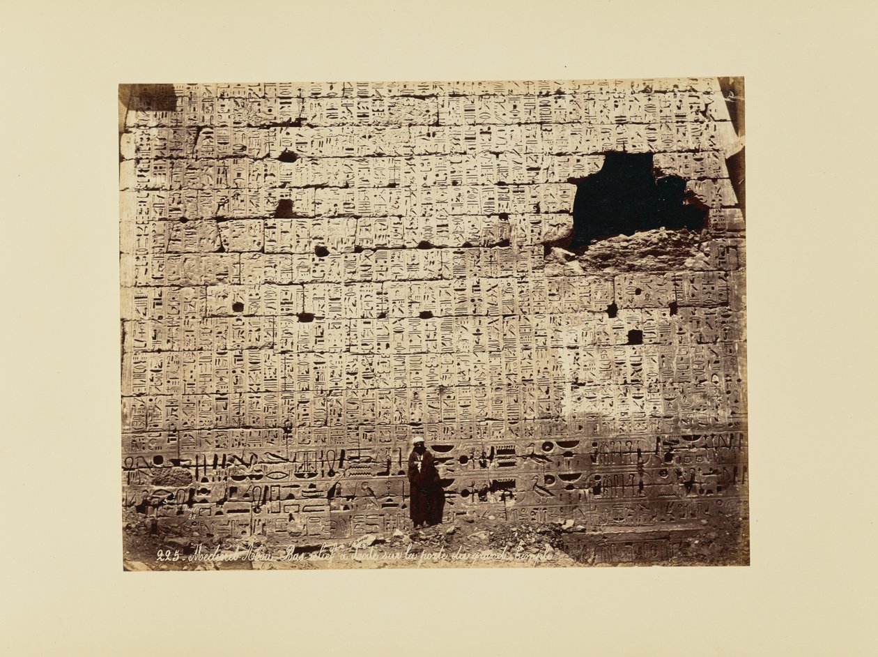 Medinet-Abou – Basrelief til højre [sic] over indgangen til det store tempel af Félix Bonfils