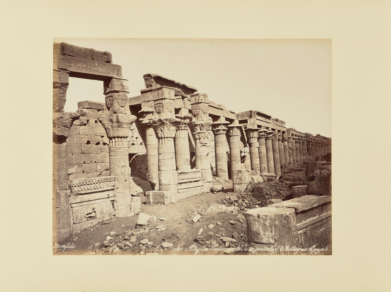 Philae. Isis-kolonnaden, taget fra obelisken (Egypten) af Félix Bonfils