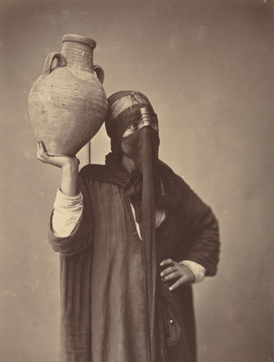 Vandbærer i Kairo [Water Carrier in Cairo] af Félix Bonfils