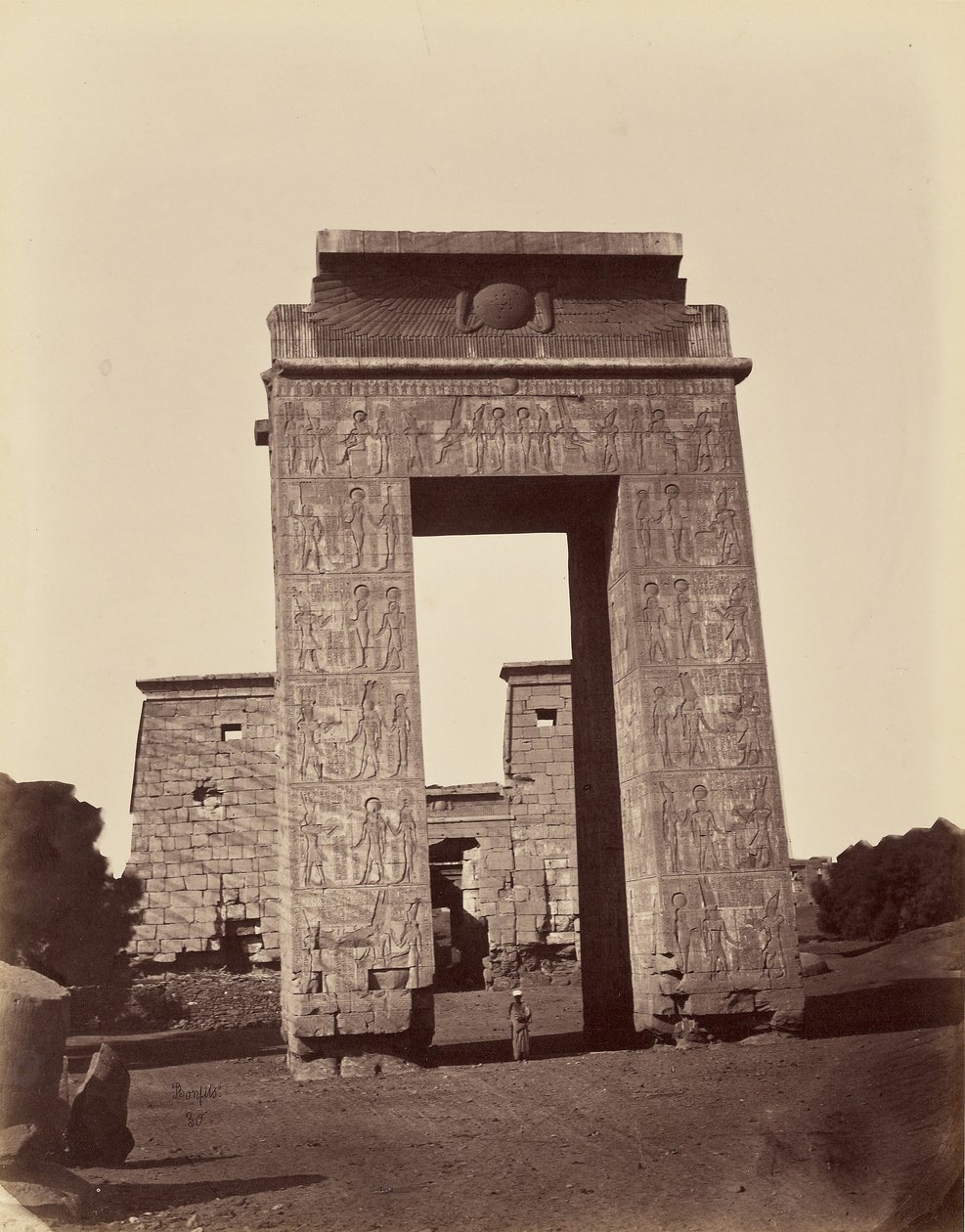 Propylonet og indgangsporten til det lille tempel [Karnak, Theben] af Félix Bonfils