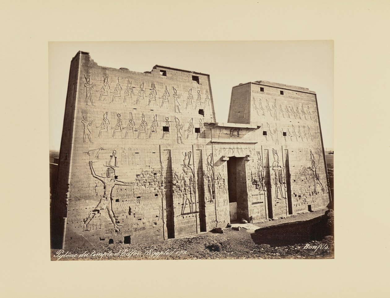 Pylon ved Edfu-templet (Egypten) af Félix Bonfils