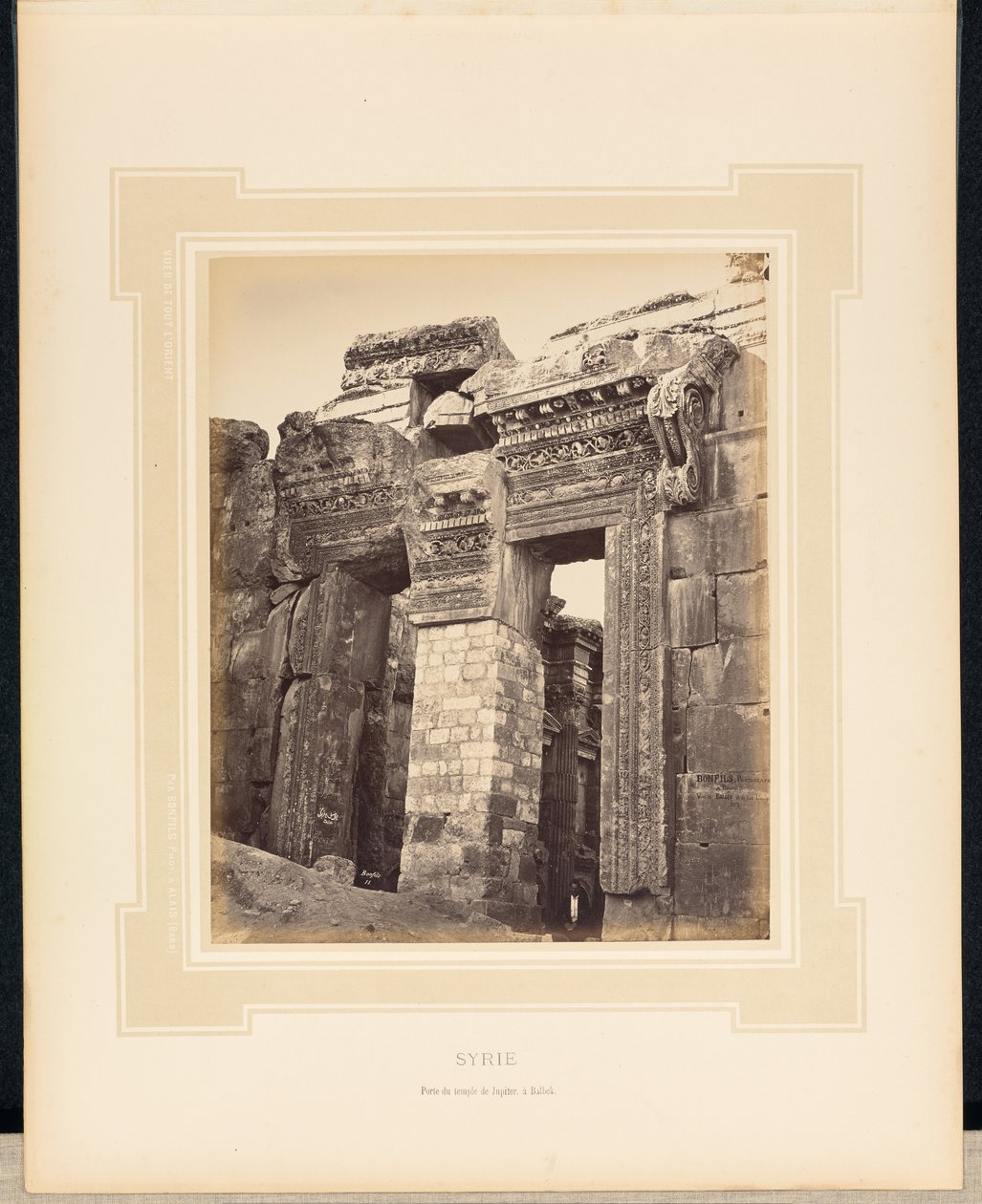 Syrien: Porten til Jupitertemplet i Baalbek af Félix Bonfils