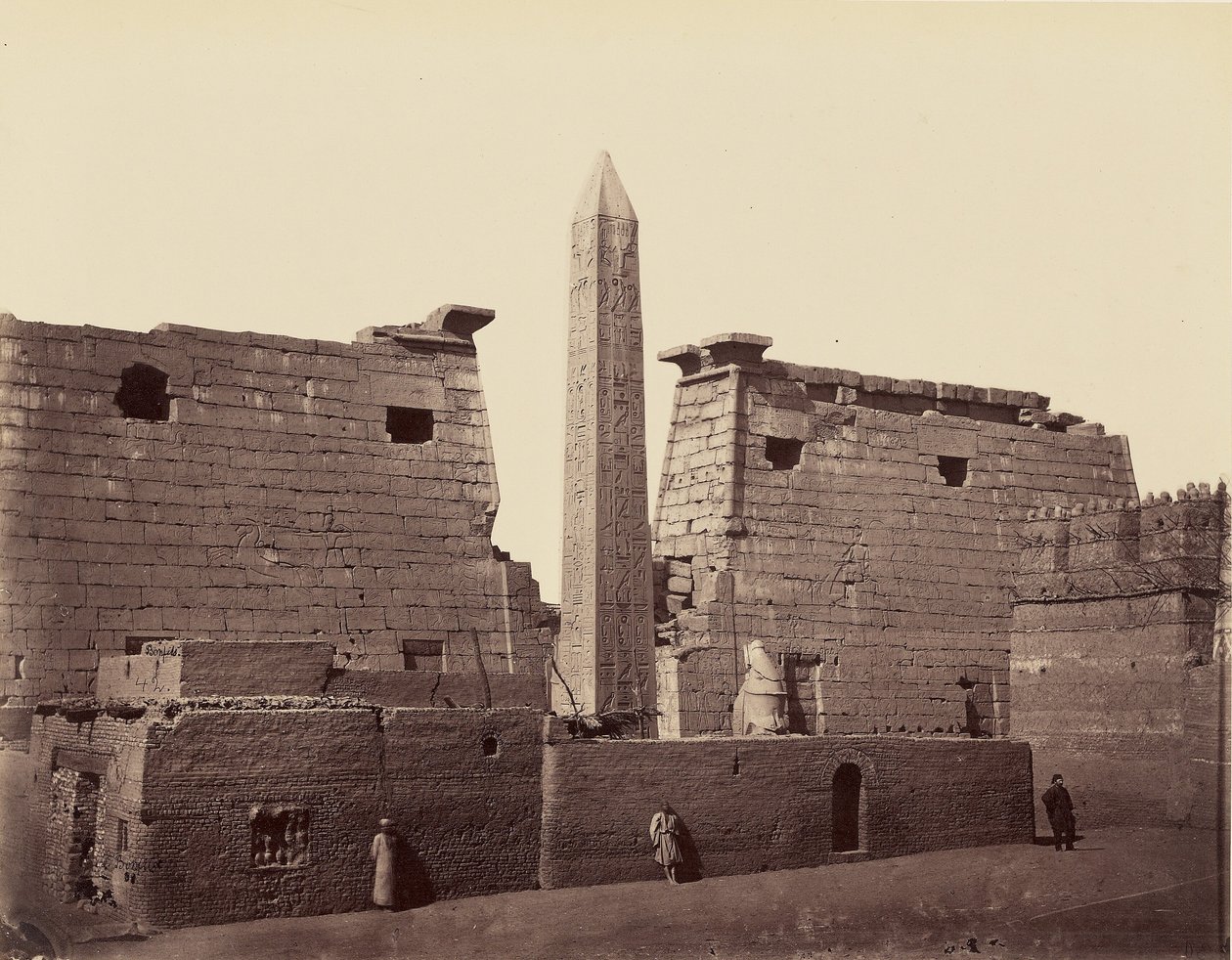 Luxor-templet: obelisk og pylon [Theben] af Félix Bonfils