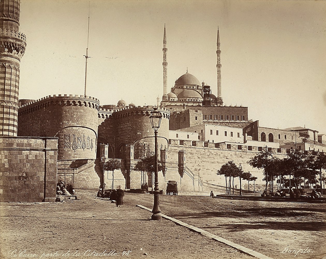 Citadellets Bab el-Azab-port med Muhammad Alis moske i baggrunden i Kairo, Egypten af Félix Bonfils
