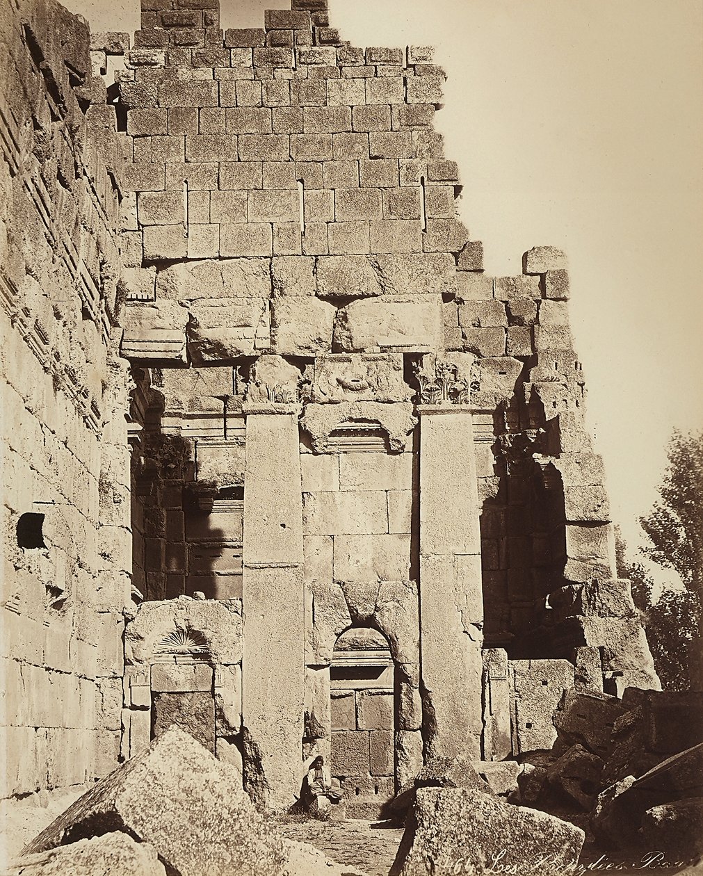 Propylaea af Jupiters tempel eller Solens tempel, i den arkæologiske zone Heliopolis eller Baalbek, antikke syriske by, nu Libanon af Félix Bonfils