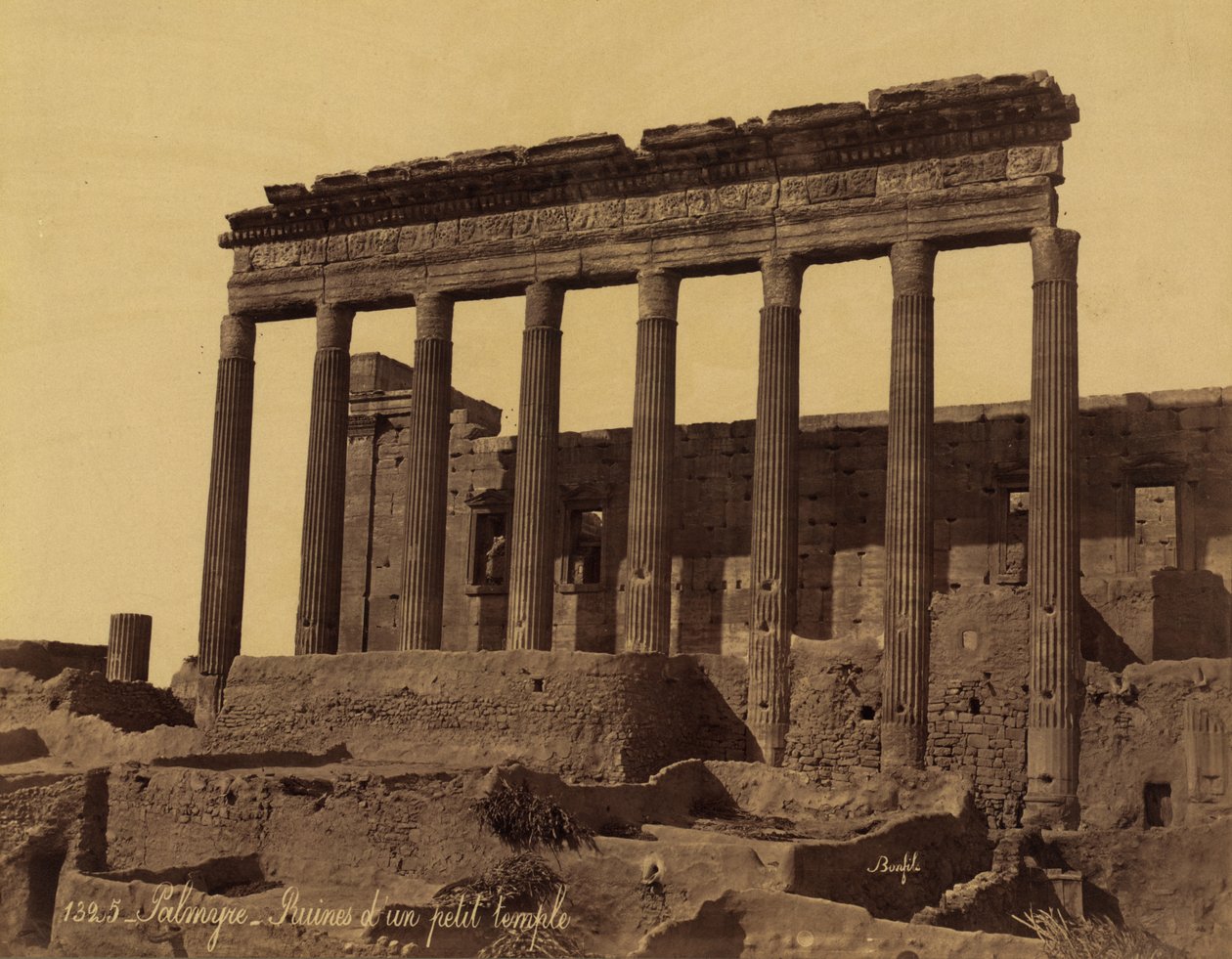 Ubundet søjlegang foran et tempel i Palmyra, Syrien af Félix Bonfils