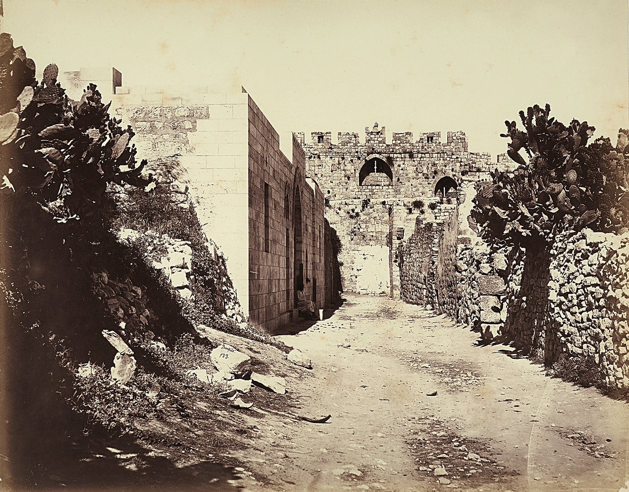 Udsigt over en del af bymuren og Sankt Annes hus i Jerusalem af Félix Bonfils
