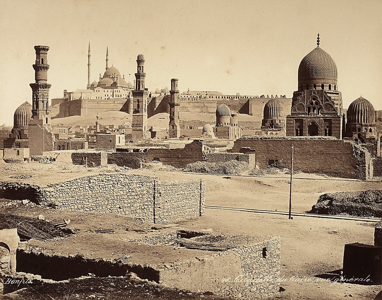 Udsigt over citadellet med talrige antikke monumenter og fund i Kairo, Egypten af Félix Bonfils