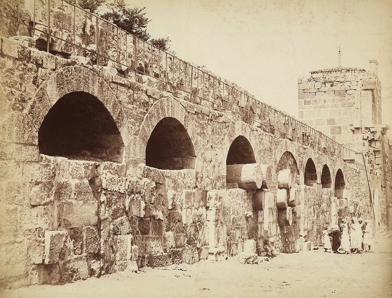 Udsigt over bymuren i Heliopolis eller Baalbek, den gamle syriske by, nu Libanon. En gruppe mennesker er samlet tæt på muren af Félix Bonfils