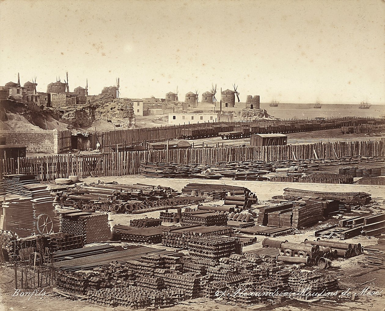 Værft til byggematerialer, vindmøller er i baggrunden, i Alexandria, Egypten af Félix Bonfils