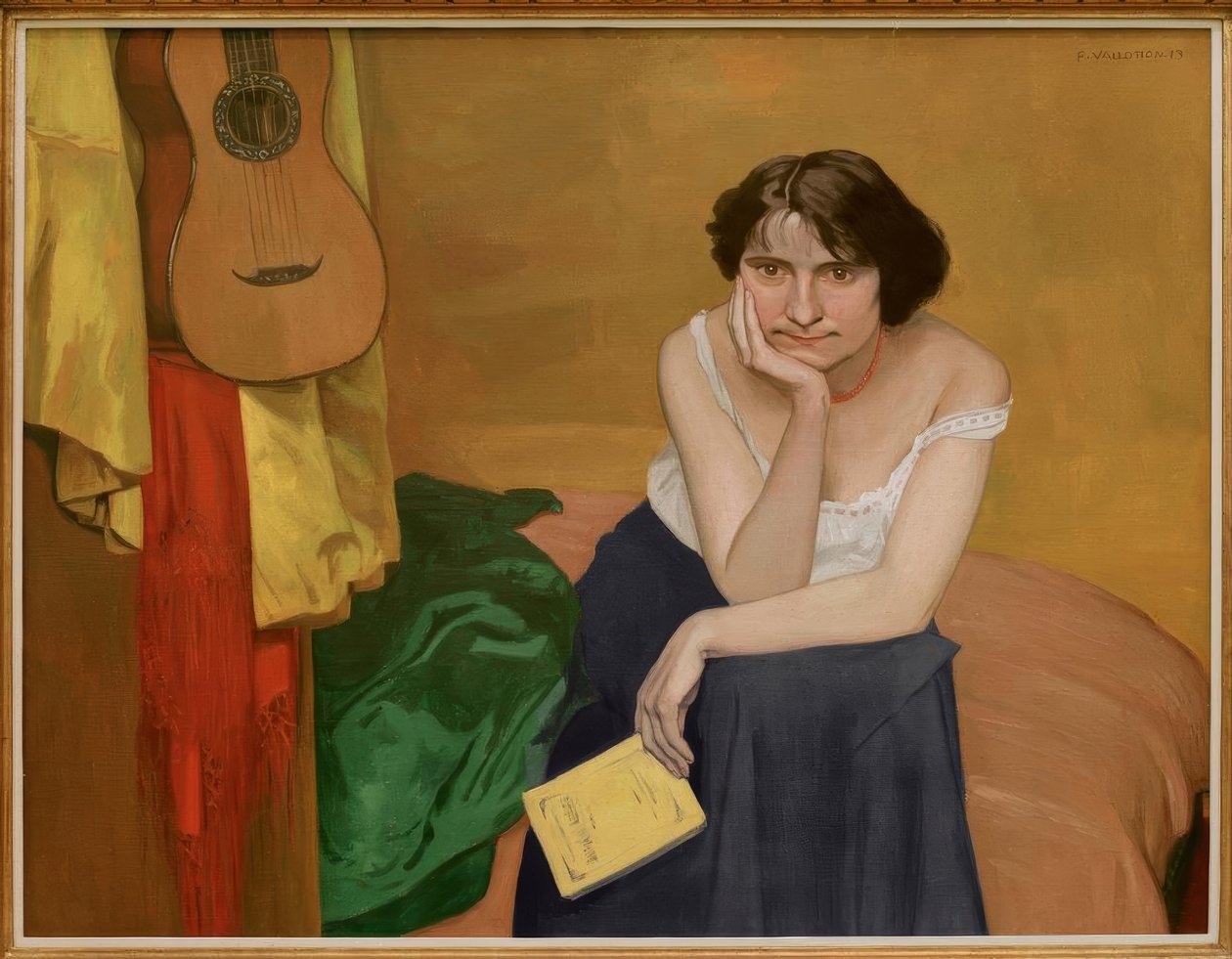 Brunette kvinde sidder frontalt, med guitar af Felix Edouard Vallotton