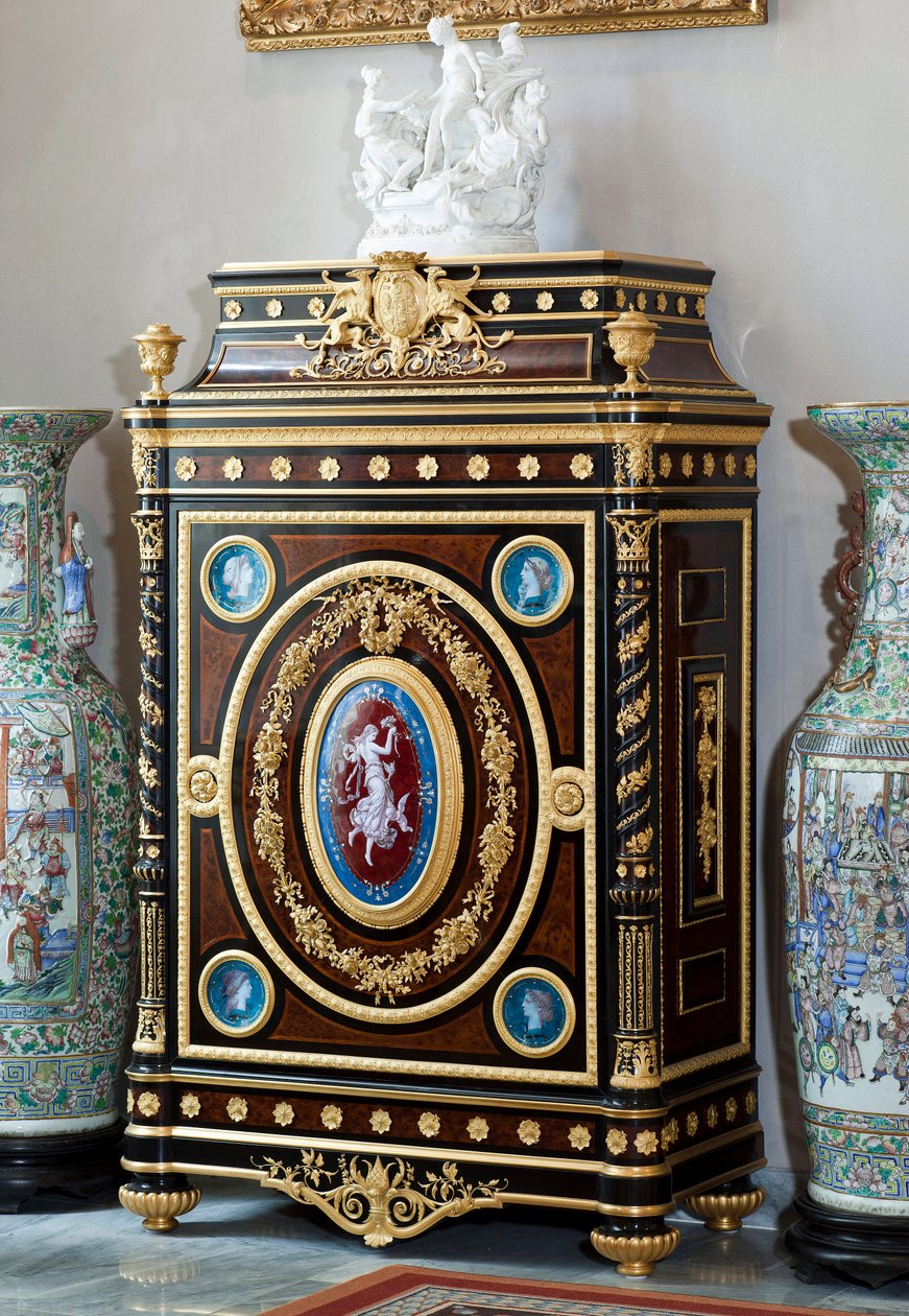 Møblerne er dekoreret med Brignole Sale-familiens våbenskjold af ebenisten Guillaume Grohe (1808-1885) efter en tegning af Felix Duban (1798-1870). Møblerne stammer fra Maria Brignole Sale De Ferrari, hertuginde af Galliera (1811-1888), Maria Brignole Sale af Felix Louis Jacques Duban