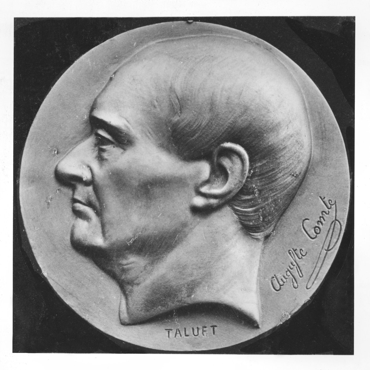 Medaljon af Auguste Comte (marmor) af Ferdinand Taluet