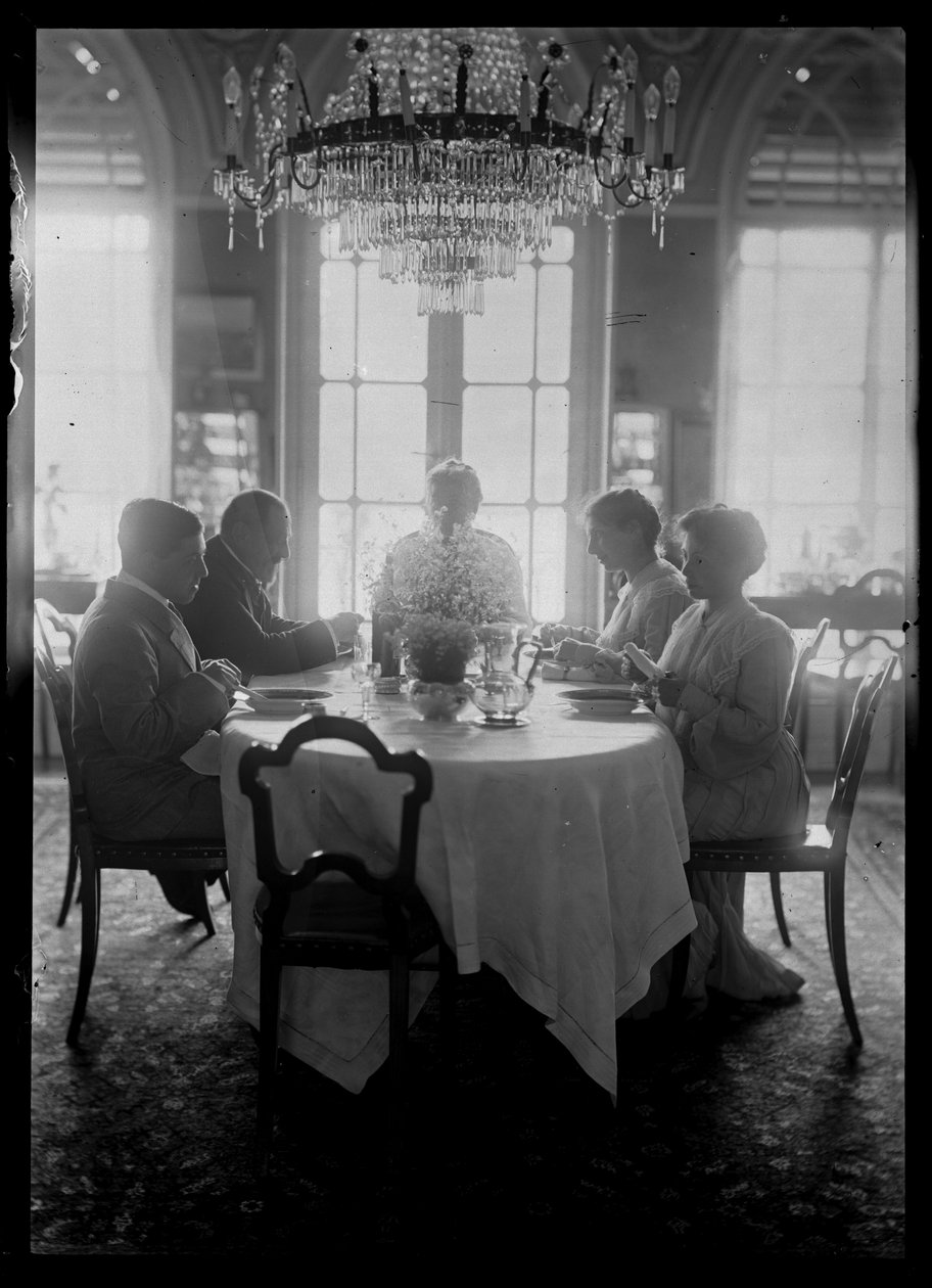 Familien Mautner i gang med at spise af Ferdinand Schmutzer