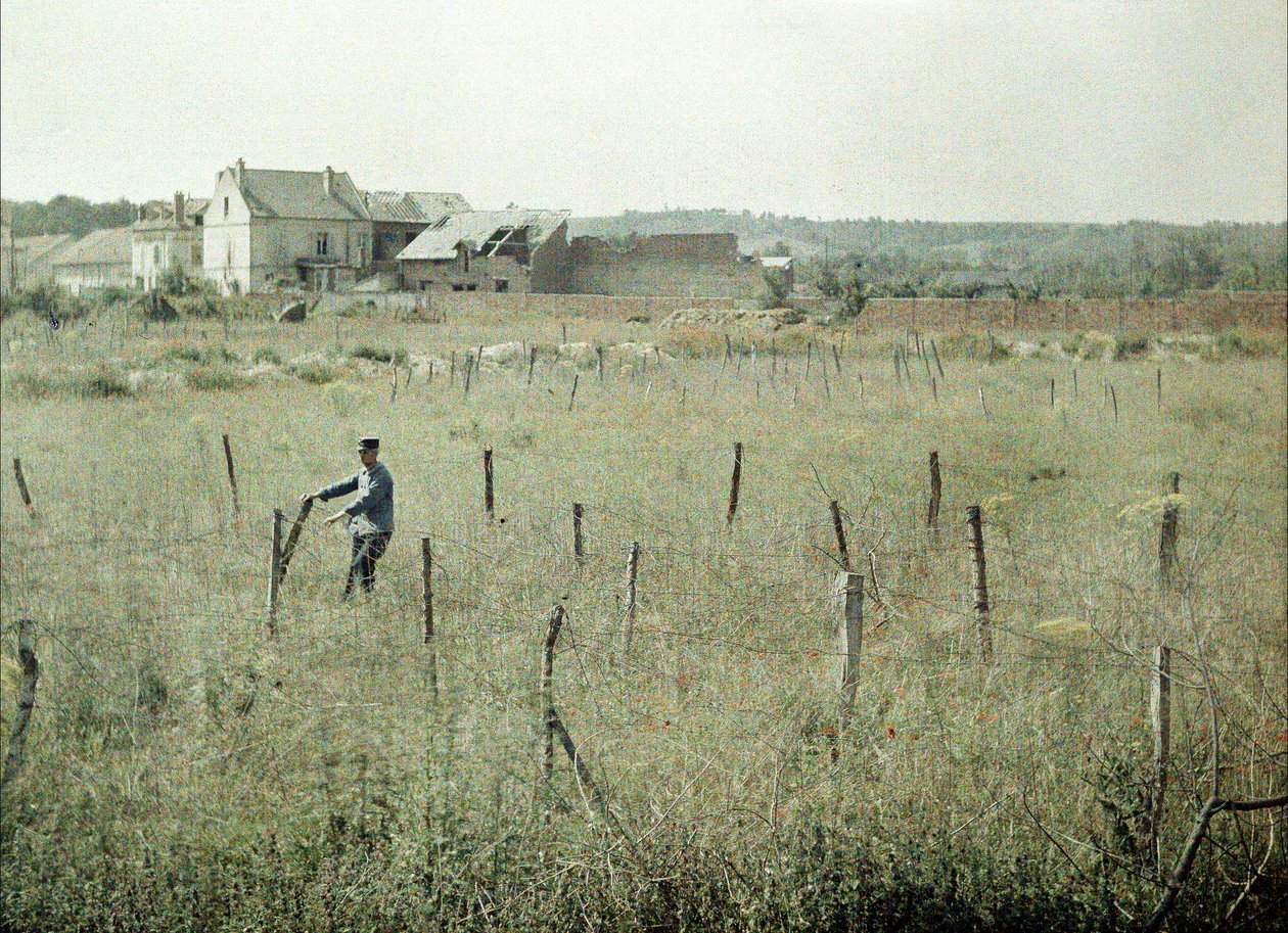 En fransk officer inspicerer pigtråden omkring franske stillinger, Soissons, Aisne, Frankrig, 1917 (autokrom) af Fernand Cuville