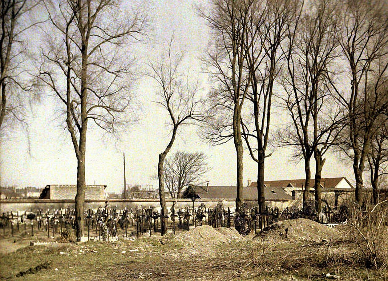 En kirkegård med nye grave, Reims, Marne, Frankrig, 1917 (autokrom) af Fernand Cuville