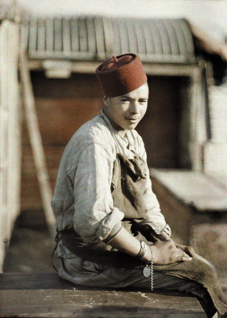 Algerisk arbejder efter tyskernes tilbagetog, Noyon, Oise, Frankrig, 1917 (autokrom) af Fernand Cuville