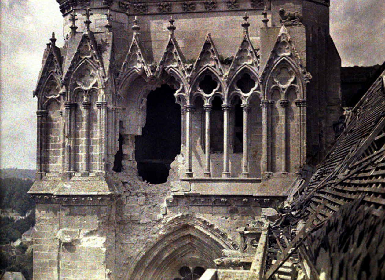 Bombeskader på Cathedrale Saint-Gervais-et-Saint-Protais, Soissons, Aisne, Frankrig, 1917 (autokromt) af Fernand Cuville