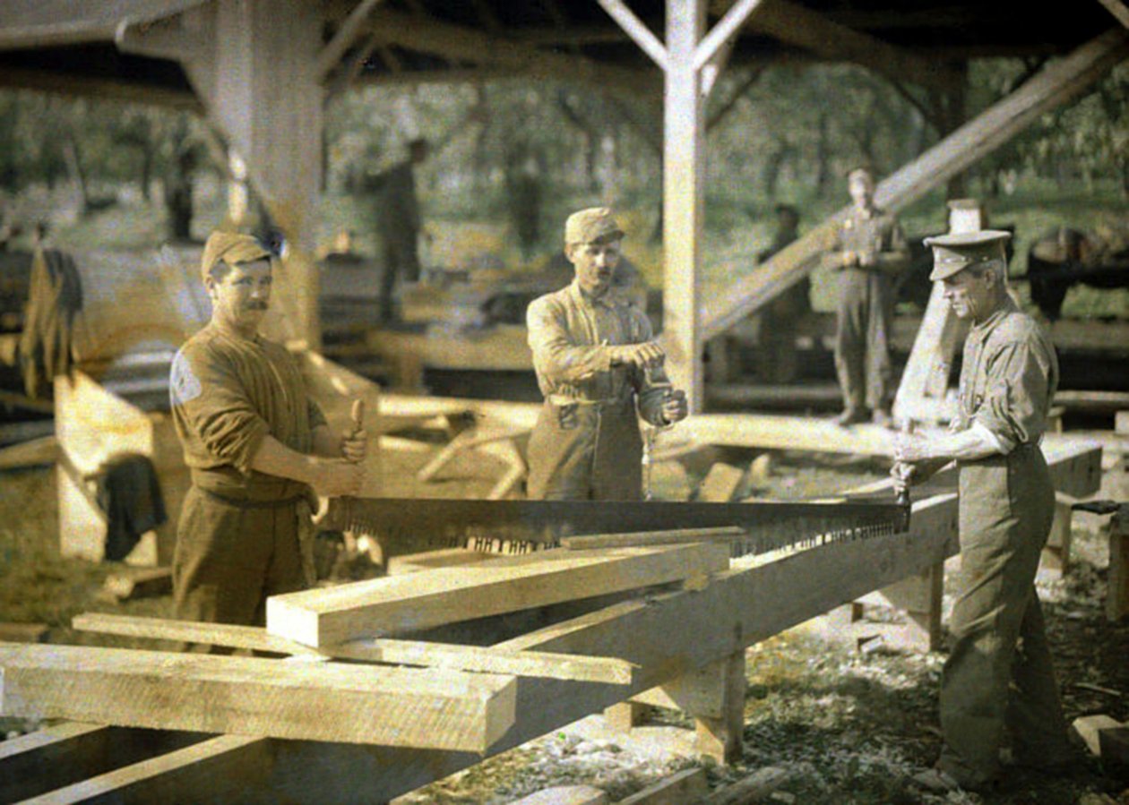 Canadiske soldater arbejder i et savværk, Quesmy, Oise, Frankrig, 1917 (autokrom) af Fernand Cuville