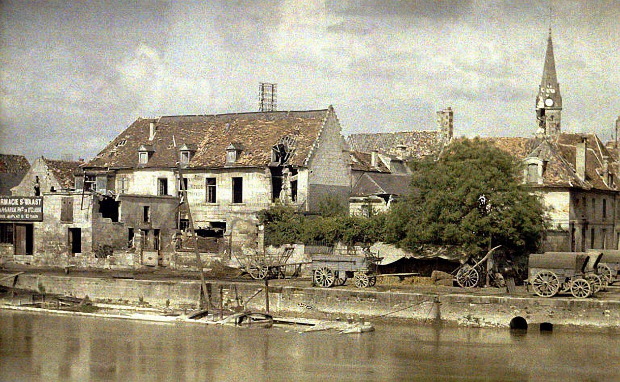 Vogne langs bredden af Aisne, kirken Saint-Waast i baggrunden, Soissons, 1917 (autokrom) af Fernand Cuville