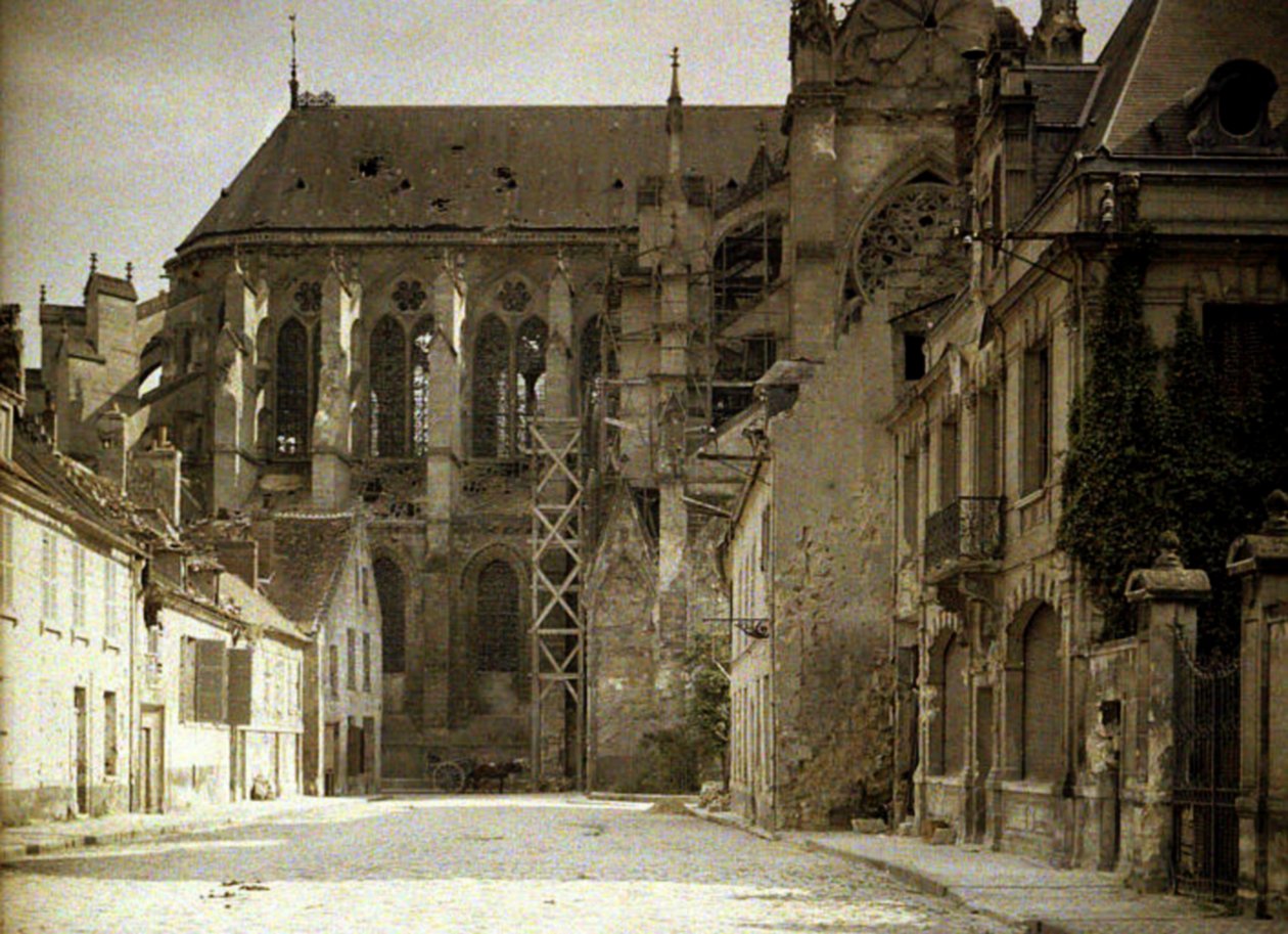 Cathedrale Saint-Gervaise-et-Saint-Protais, påbegyndt i 1180 og alvorligt beskadiget under krigen, Soissons, Aisne, Frankrig, 1917 (autokrom) af Fernand Cuville