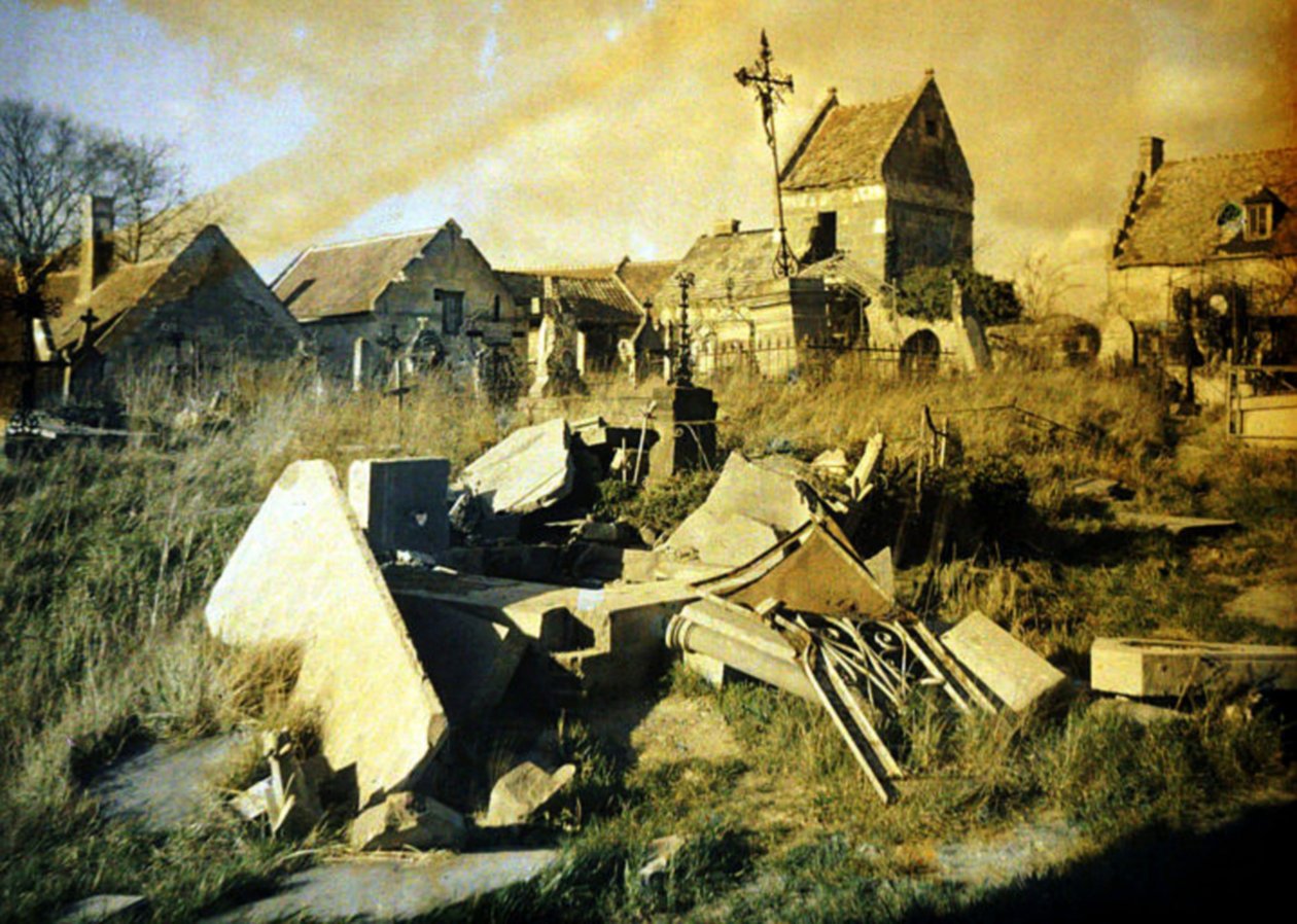 Kirkegård med beskadigede grave, Thiescourt, Oise, Frankrig, 1917 (autokrom) af Fernand Cuville