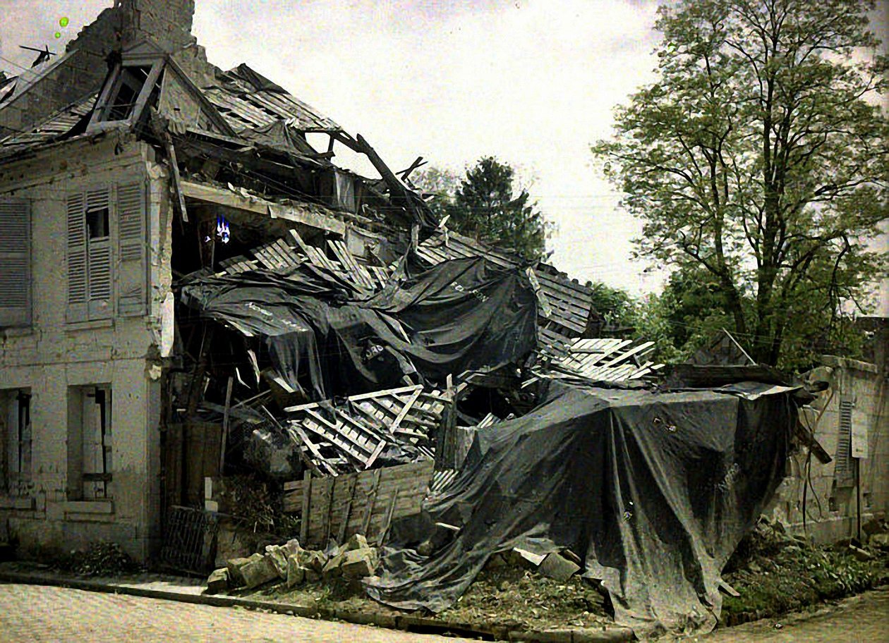 Hjørnet af rue des Minimes, Soissons, Aisne, Frankrig, 1917 (autokromt) af Fernand Cuville