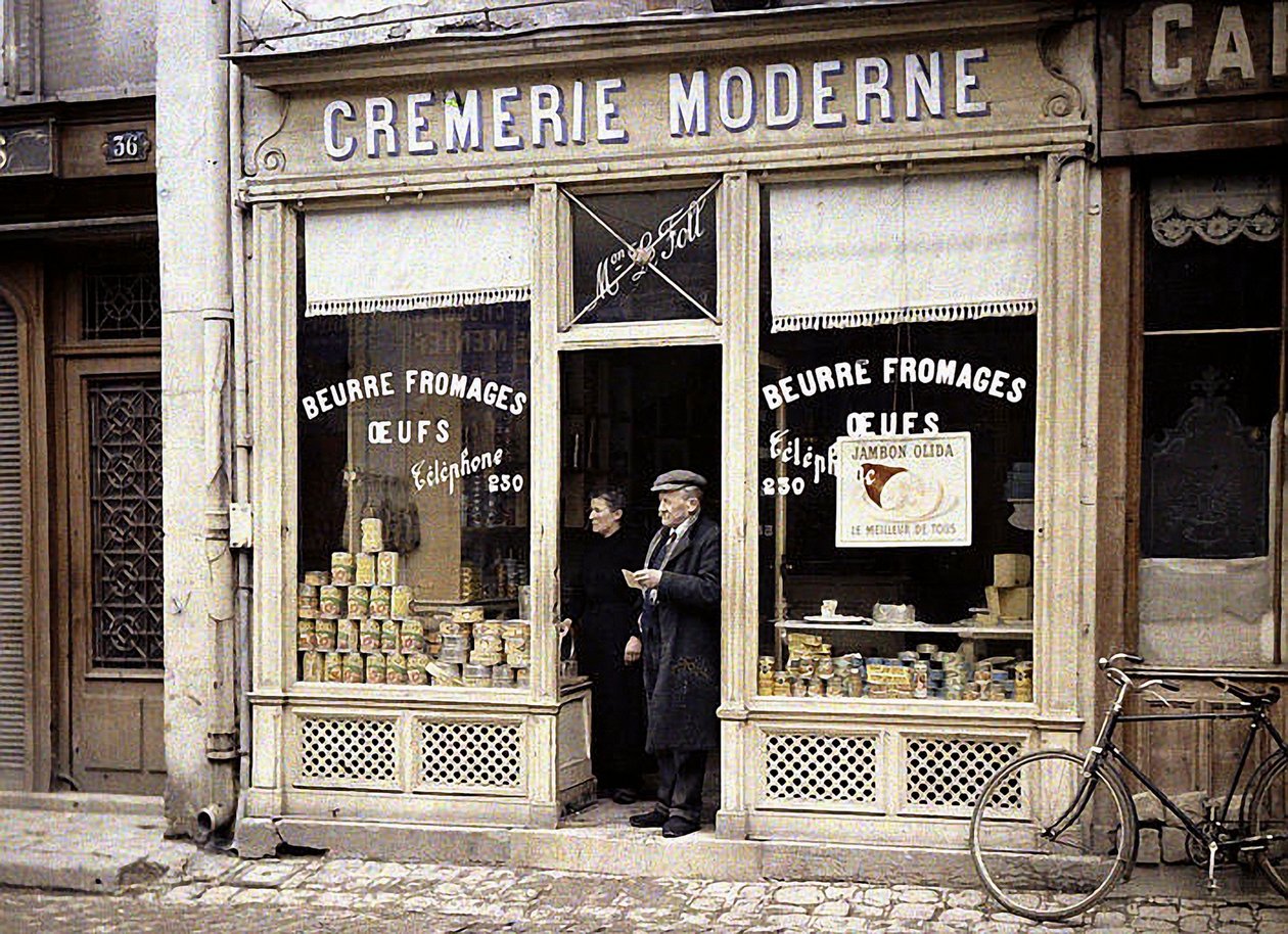 Par på dørtrinnet til Le Foll mejeri, Reims, Marne, Frankrig, 1917 (autokrom) af Fernand Cuville