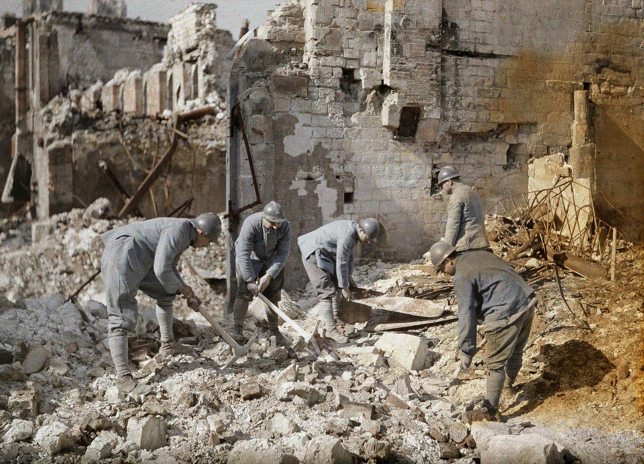 Fem franske soldater rydder op i ruinerne af Reims, som blev næsten 60 procent ødelagt af tysk artilleri og luftangreb under Første Verdenskrig, 1917 (autokrom) af Fernand Cuville