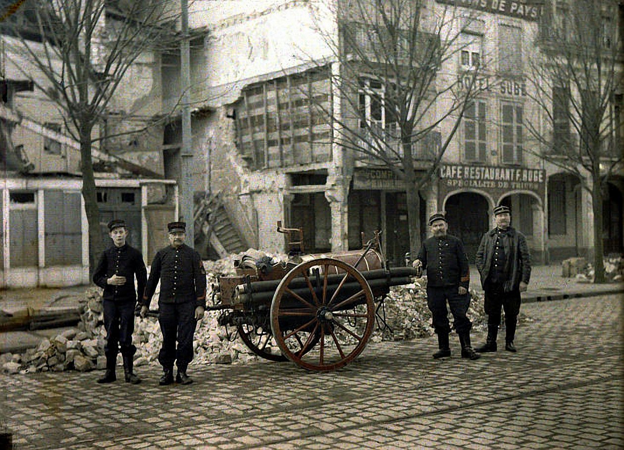 Fire brandmænd med deres udstyr, Reims, Marne, Frankrig, 1917 (autokrom) af Fernand Cuville