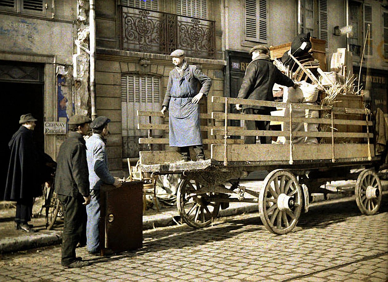 Fire arbejdere læsser personlige ejendele på en vogn, Reims, Marne, Frankrig, 1917 (autokrom) af Fernand Cuville