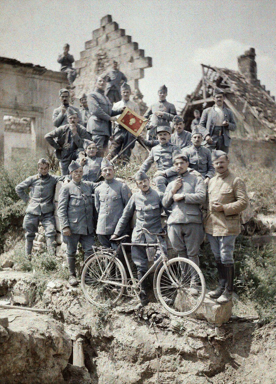 Franske officerer fra 370. infanteriregiment poserer i ruinerne efter angrebet af tyske tropper ved Chemin des Dames nær Reims under Første Verdenskrig, Aisne, Frankrig, 1917 (autokrom) af Fernand Cuville