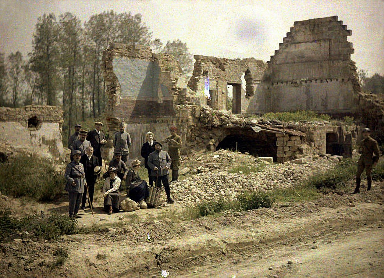 Franske soldater og skuespillere fra frontteatret poserer i ruinerne, Vauxrezis, Aisne, Frankrig, 1917 (autokromt) af Fernand Cuville