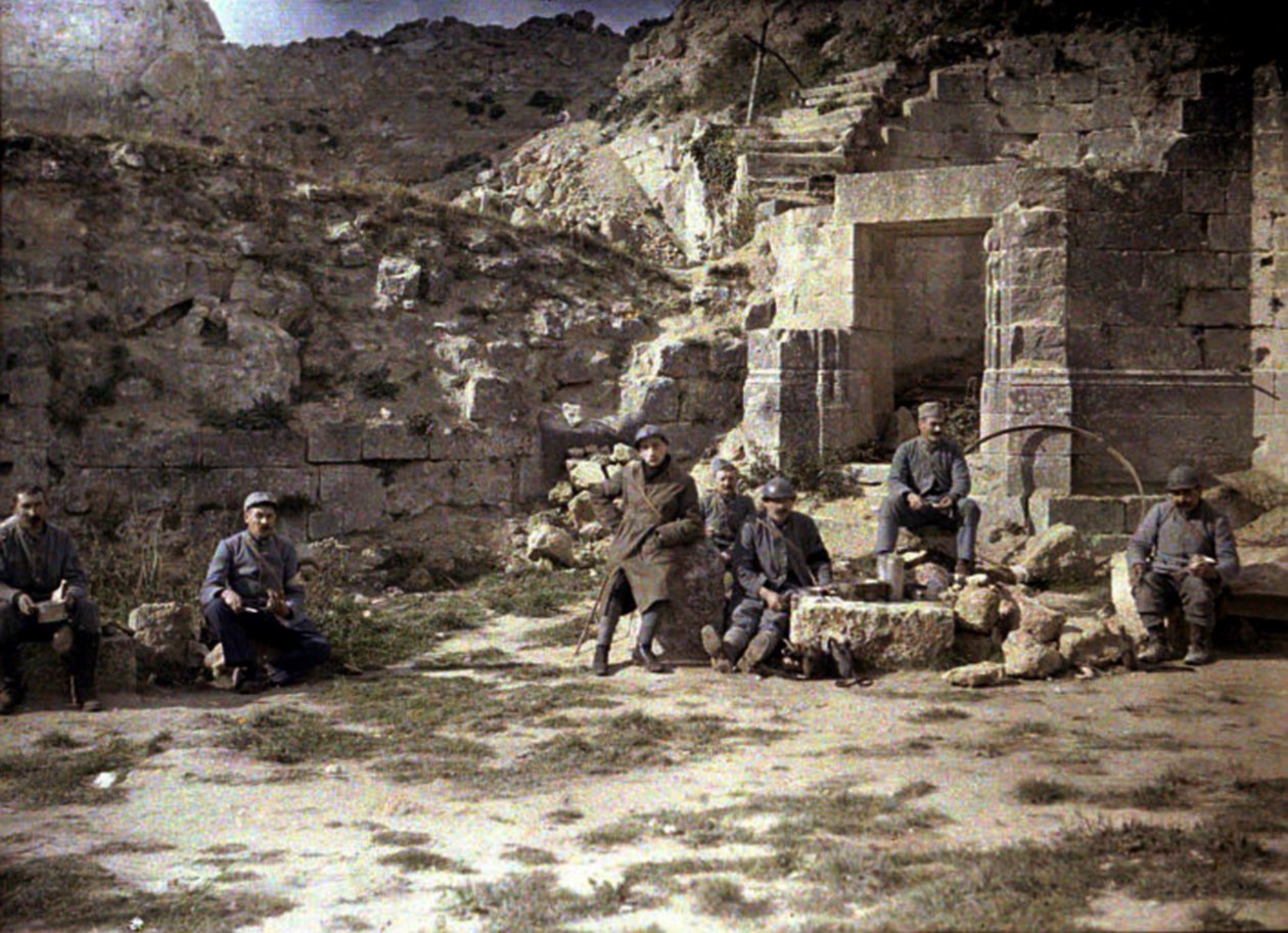 Franske soldater spiser frokost, Coucy-le-Chateau-Auffrique, Aisne, Frankrig, 1917 (autokrom) af Fernand Cuville