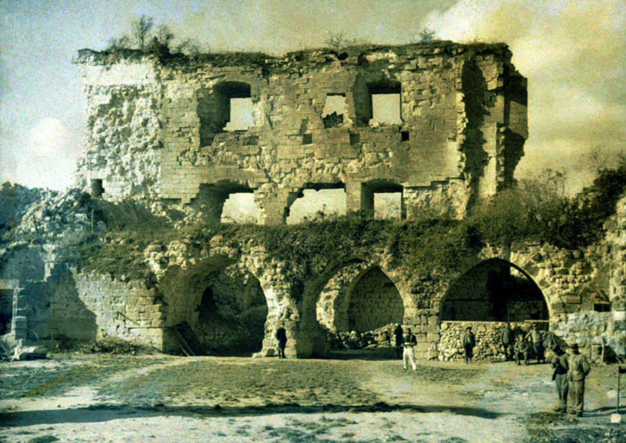 Franske soldater i gården til et stærkt beskadiget slot, der blev sprængt i luften af tyske soldater i 1917, Coucy-le-Chateau-Auffrique, Aisne, Frankrig, 1918 (autokromt billede) af Fernand Cuville