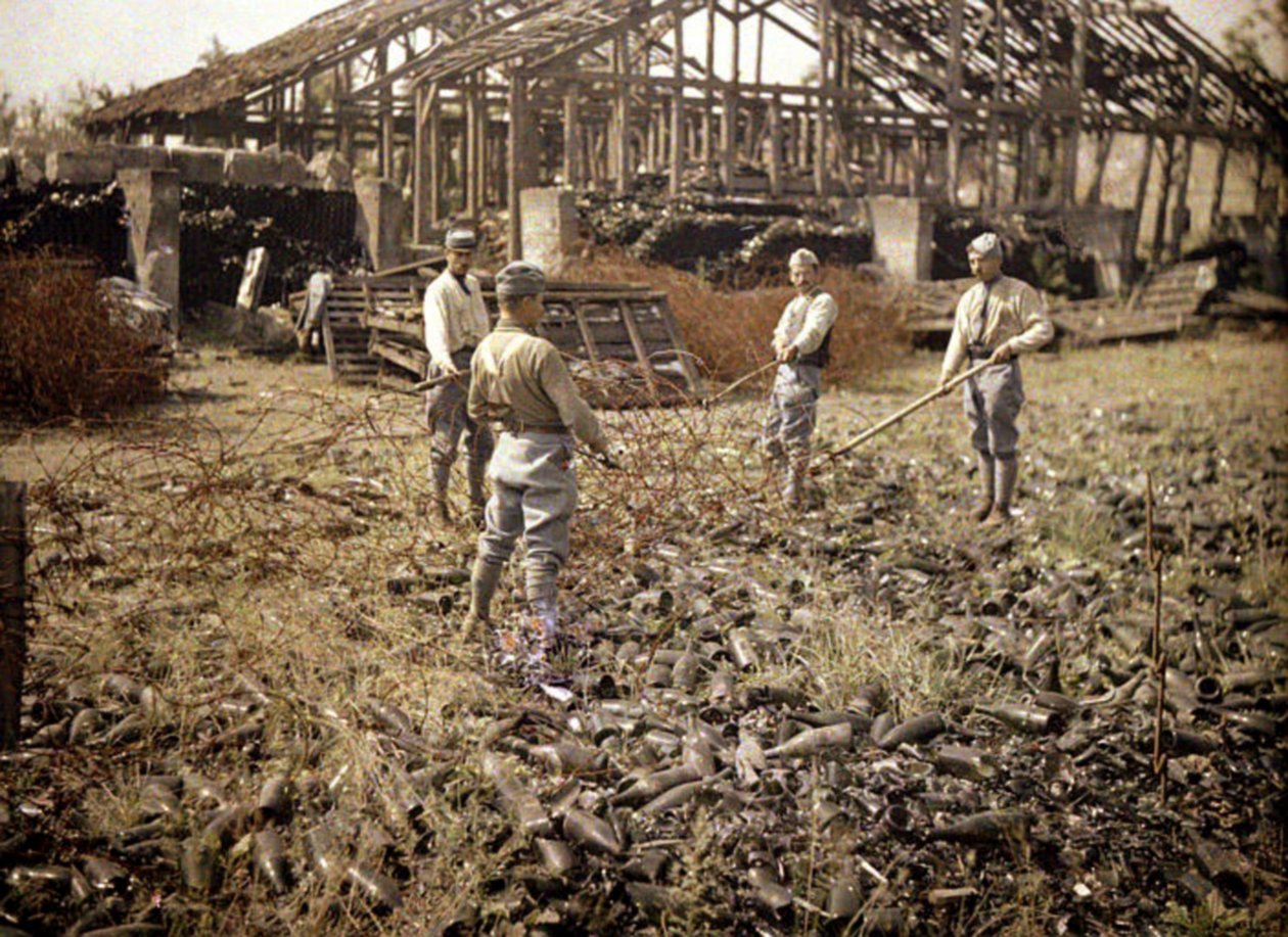 Franske soldater installerer pigtråd nær lagerbygningen til flasker på en stærkt beskadiget glasfabrik, Verrerie Saint-Grobain de Vauxrot, Cuffies, Aisne, Frankrig, 1917 (autokrom) af Fernand Cuville