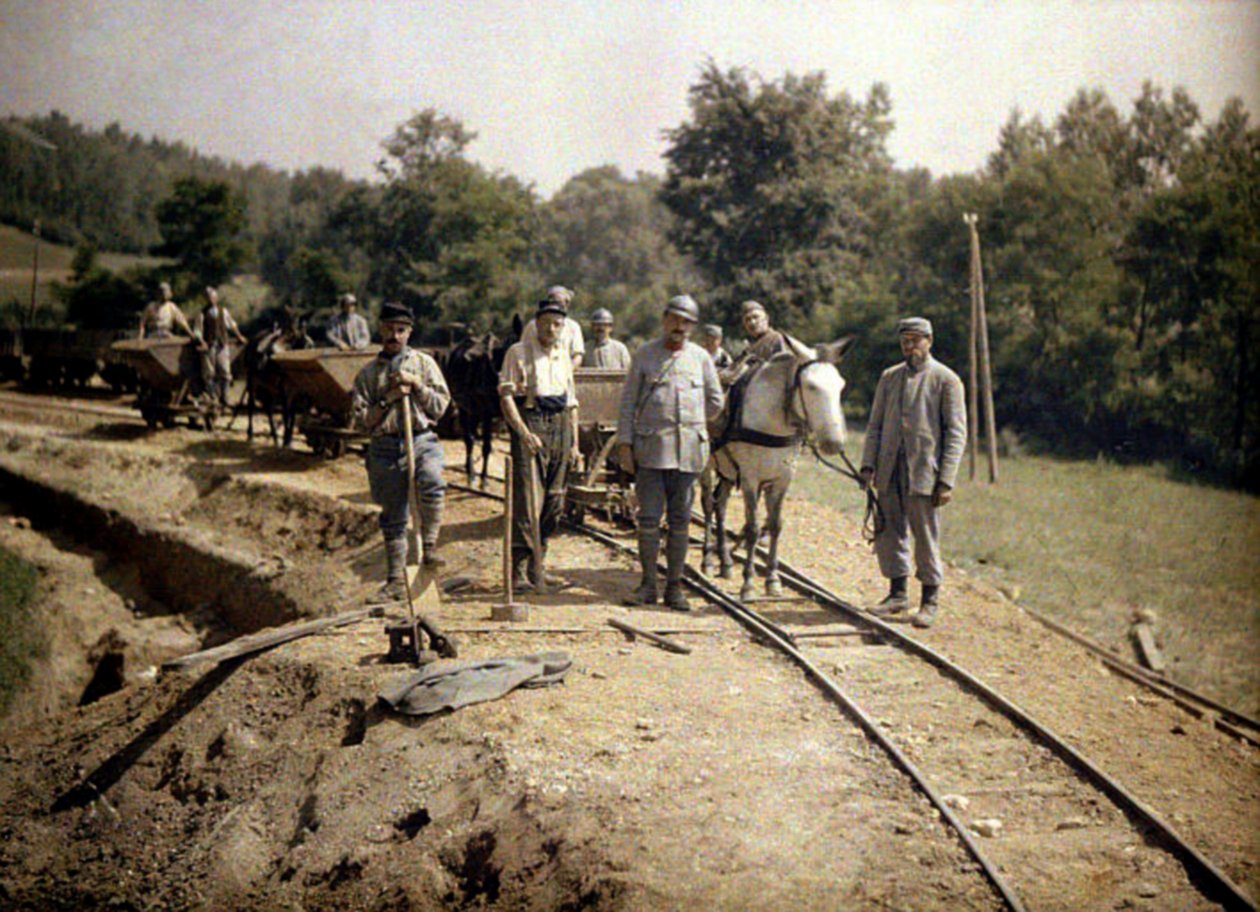 Franske soldater fra det 11. artilleriregiment installerer spor til en 600 mm (smal) sporvidde, Soissons, Aisne, Frankrig, 1917 (autokrom) af Fernand Cuville
