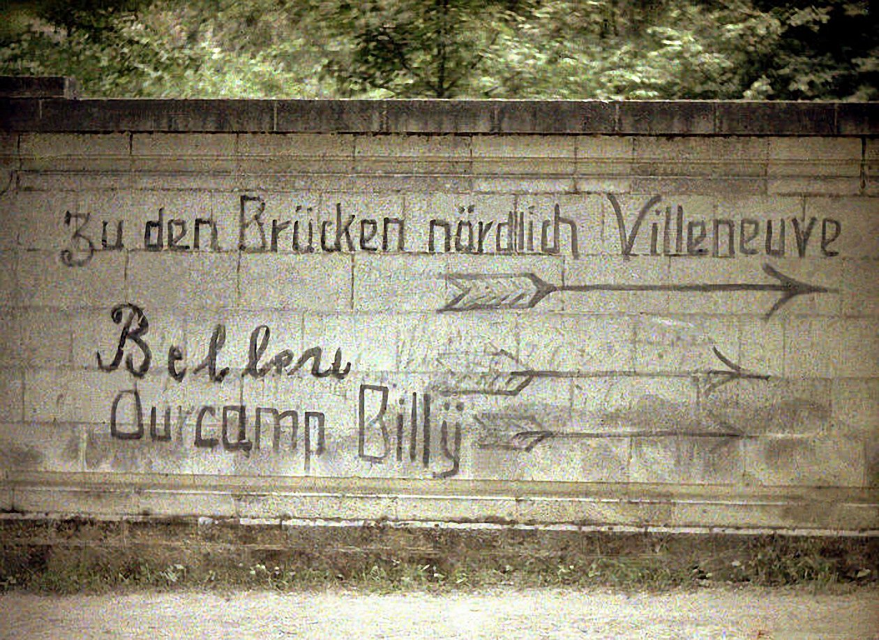 Tyske og engelske inskriptioner på en væg, Soissons, Aisne, Frankrig, 1917 (autokrom) af Fernand Cuville