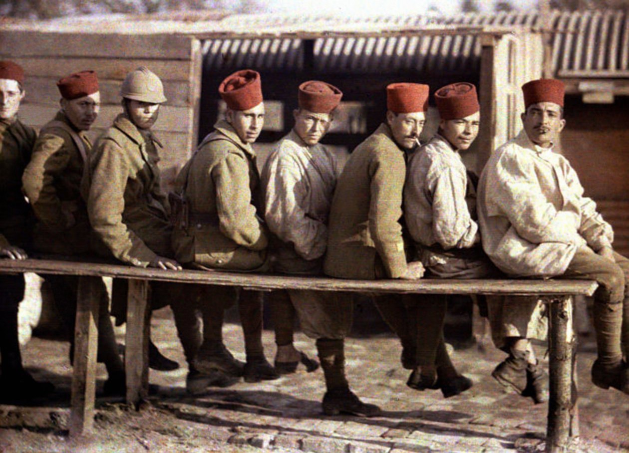 Gruppe af algeriske soldater efter tilbagetrækningen af den tyske hær, Noyon, Oise, Frankrig, 1917 (autokrom) af Fernand Cuville
