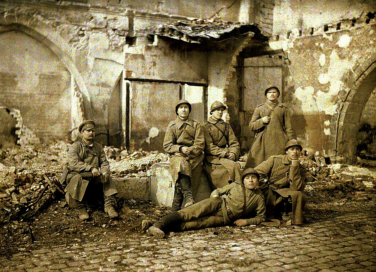 Gruppe af russiske soldater i ruinerne, Reims, Marne, Frankrig, 1917 (autokrom) af Fernand Cuville
