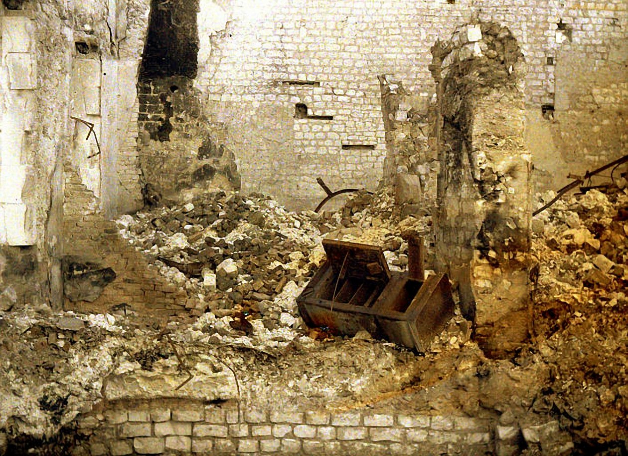 Interiør af et bombet hus, Reims, Marne, Frankrig, 1917 (autokrom) af Fernand Cuville