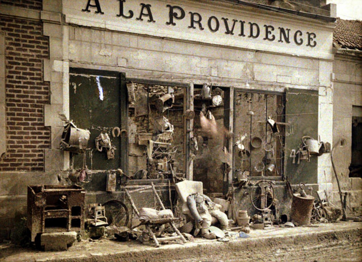 Skrammelbutikken "A La Providence" efter tyskernes tilbagetrækning, Bucy-le-Long, Aisne, Frankrig, 1917 (autokrom) af Fernand Cuville