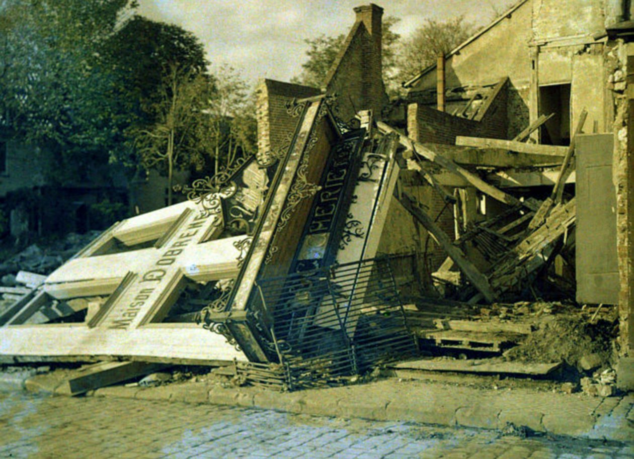 Maison Dobreme - ruinerne af bygningen med Boucherie Dobreme, Roye, Somme, Frankrig, 17. marts 1917 (autokrom) af Fernand Cuville